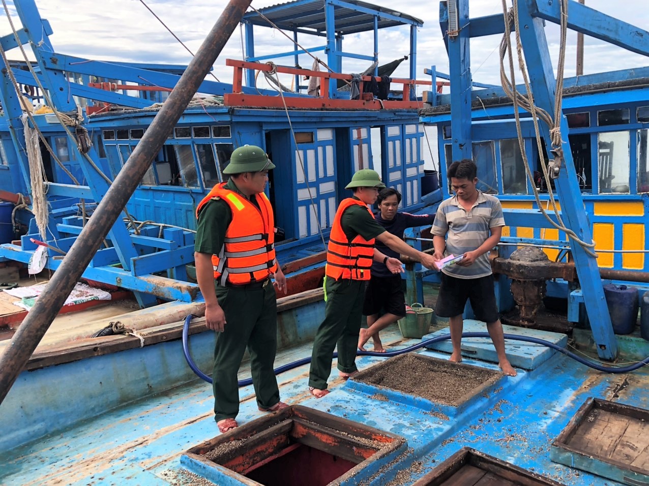 Nghệ An Bắt giữ 6 phương tiện có hành vi khai thác thủy sản trái phép