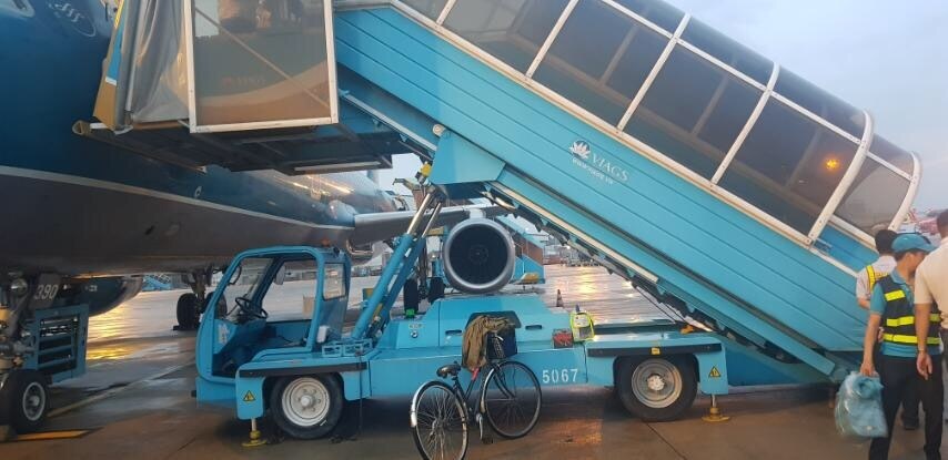 Một nữ hành khách tử vong sau khi trượt chân ngã trên xe thang máy bay