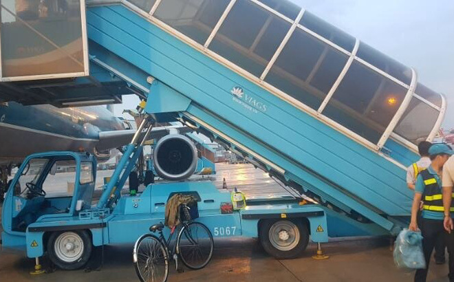 Vietnam Airlines thông tin vụ nữ hành khách tử vong do ngã từ xe thang máy bay xuống đất