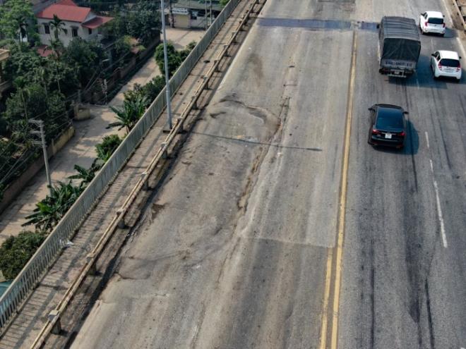 Từ tháng 72020, cấm phương tiện đi lại qua cầu Thăng Long