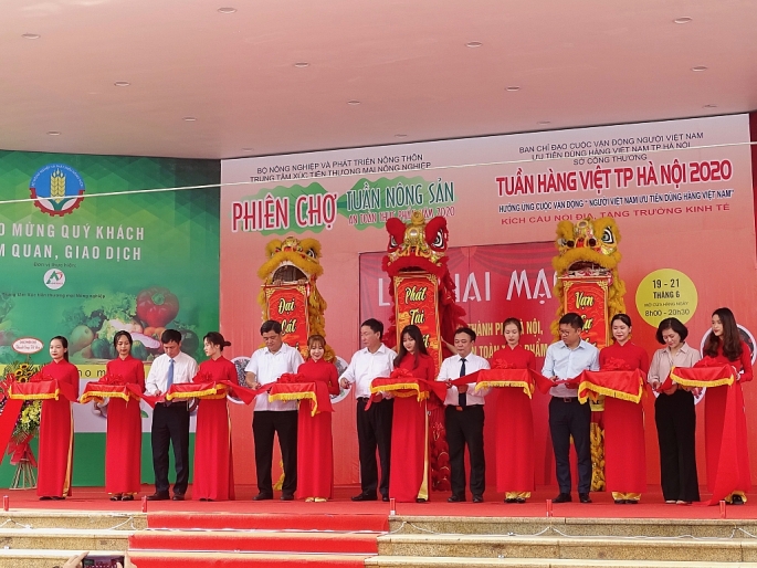 Tìm kiếm sản phẩm hàng Việt có chất lượng tại phiên chợ tuần nông sản an toàn thực phẩm năm 2020