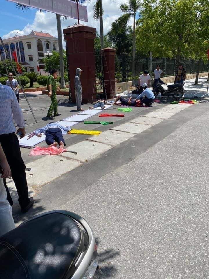 Hải Dương Điện giật 2 người tử vong và 1 người bị thương nặng khi treo băng rôn tại cổng huyện uỷ