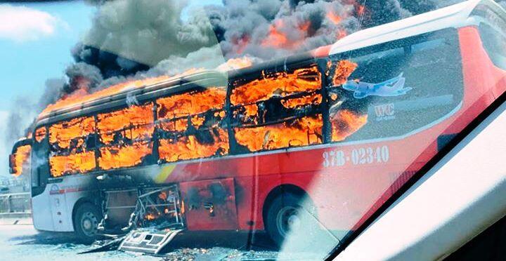 Ô tô khách bốc cháy dữ dội, 18 người nhanh chân thoát nạn