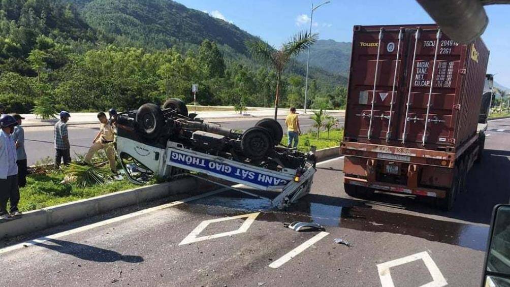 Xe container húc lật xe tuần tra CSGT khiến 2 chiến sĩ phải nhập viện