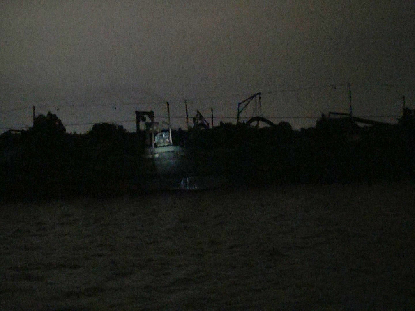 Hà Nội “Cát tặc” vẫn ngang nhiên dàn trận, đục khoét sông Hồng