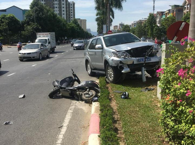 Xe biển xanh của Ủy Ban kiểm tra Tỉnh ủy Nghệ An đâm văng cô gái đi xe máy điện