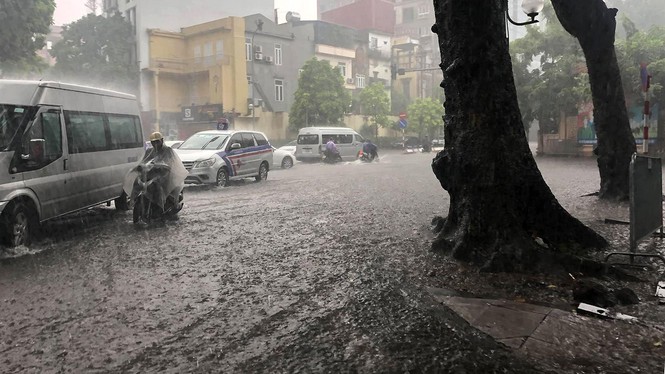 Thời tiết hôm nay 37 Mưa dông rải rác, Bắc Bộ tiếp tục giảm nhiệt