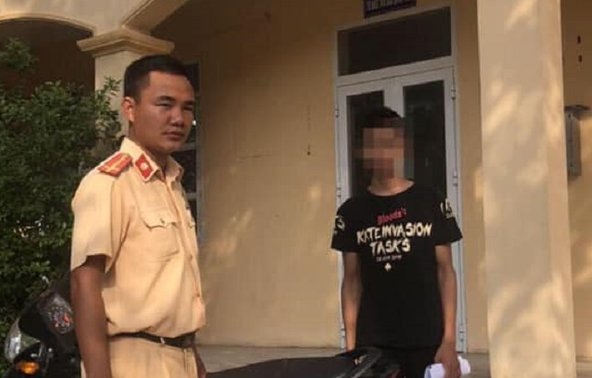 Khoe bốc đầu xe máy trên MXH, nam thanh niên bị phạt hơn 4 triệu đồng