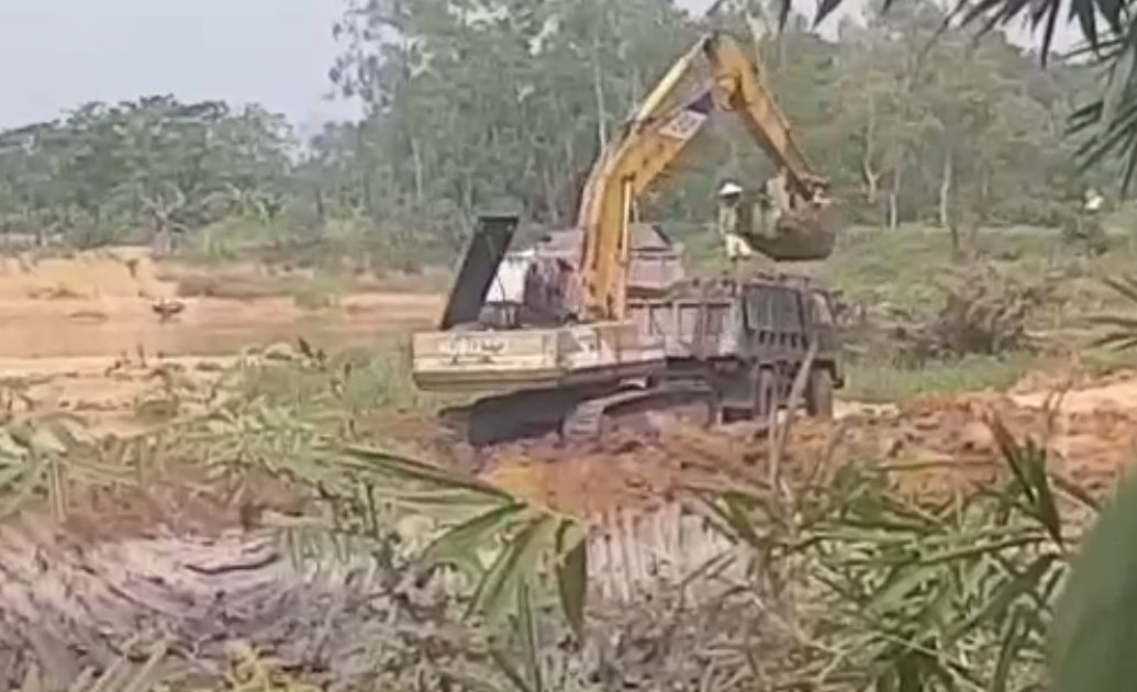 Chương Mỹ (Hà Nội) Khai thác đất trái phép, UBND xã Tân Tiến thoái trách nhiệm cho đầu nậu!