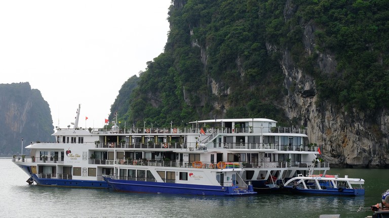  Giảm 50% giá vé thu phí vào điểm tham quan lưu trú trên vịnh Hạ Long đến hết tháng 9