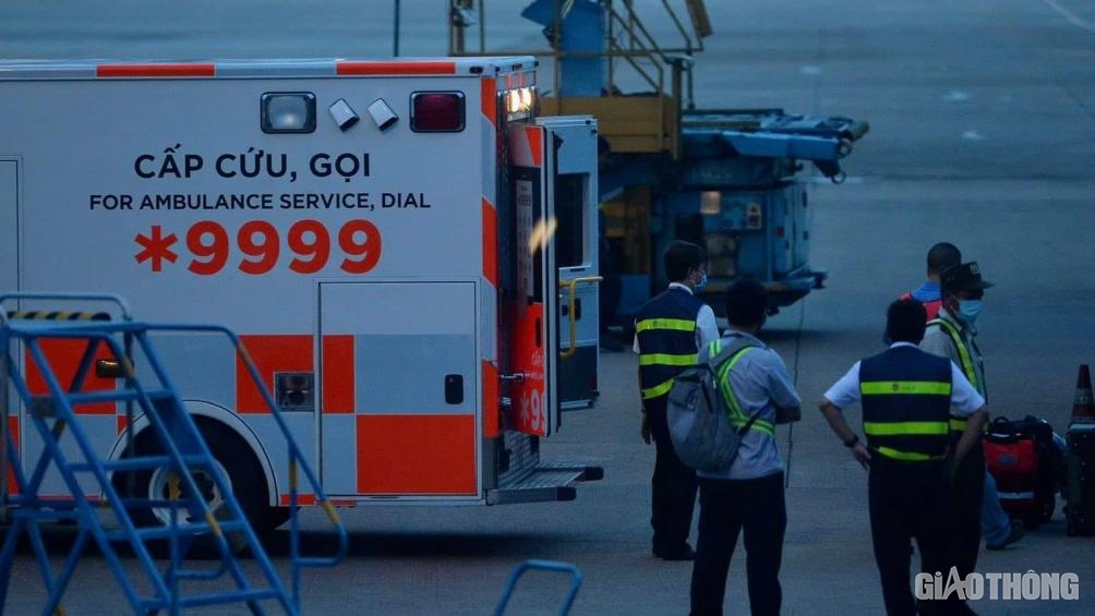 Hình ảnh phi công người Anh trước khi rời Việt Nam về nước