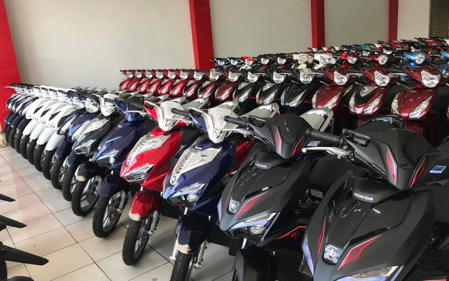 Xe máy giảm giá sập sàn vẫn vắng bóng người mua
