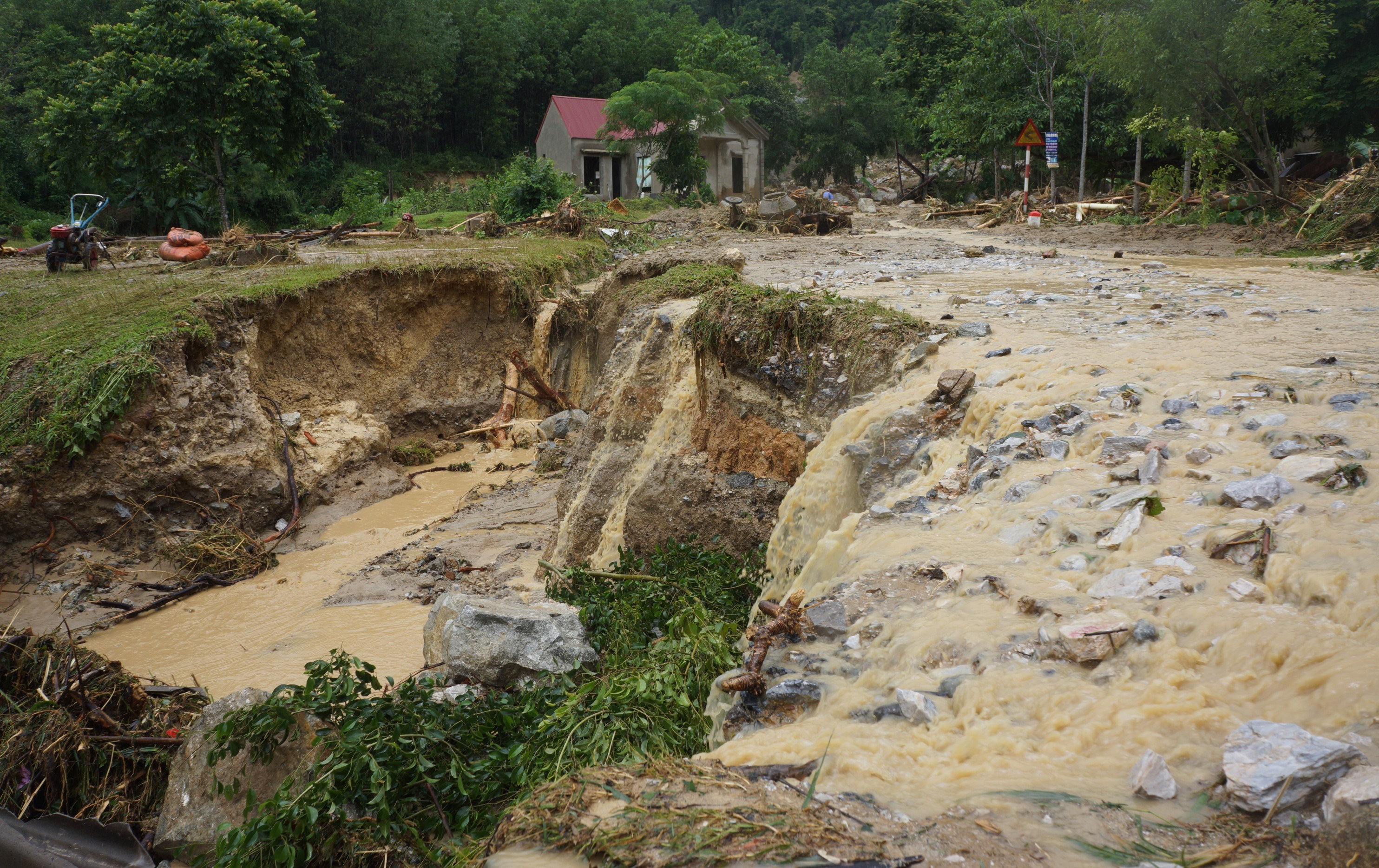 Dự báo thời tiết hôm nay 147 Nhiều nơi tiếp tục nắng nóng, miền Bắc mưa to cảnh báo lũ quét, sạt lở