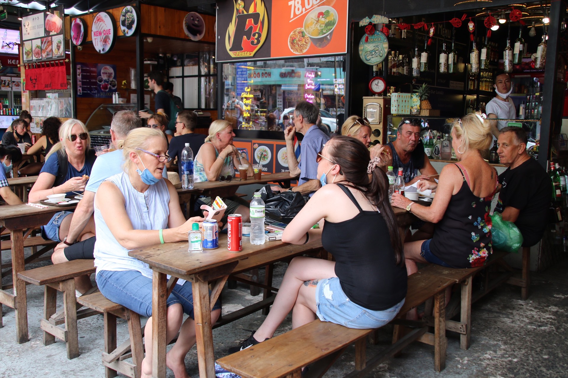 Tự động gia hạn tạm trú cho người nước ngoài bị ảnh hưởng bởi dịch COVID-19