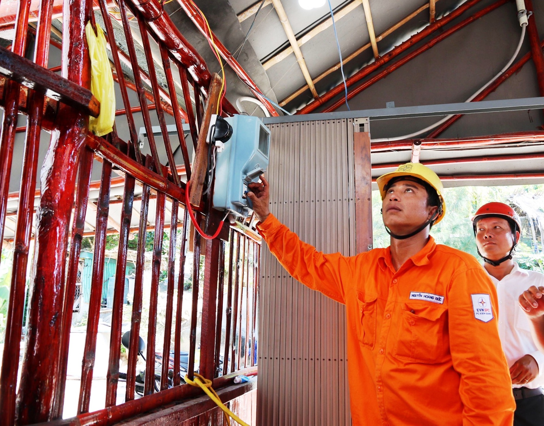 Hà Nội Hộ dân phải trả tiền điện cho nhà hàng vì đấu nhầm...công tơ điện