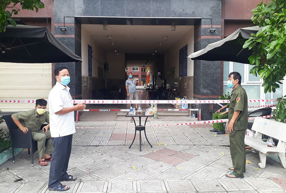 TPHCM phong tỏa chung cư hơn 300 người