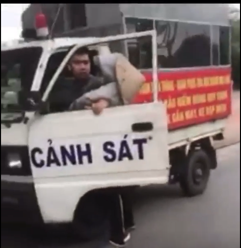 Hà Nội Dư luận bức xúc clip nam thanh niên quần đùi, áo cộc đi xe công vụ thu giữ đồ của người bán hàng rong