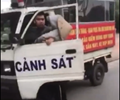 Hà Nội: Dư luận bức xúc clip nam thanh niên quần đùi, áo cộc đi xe công vụ thu giữ đồ của người bán hàng rong