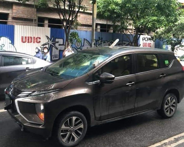 Thanh sắt từ tòa nhà đang xây dựng rơi xuyên thủng nóc ô tô, tài xế thoát chết