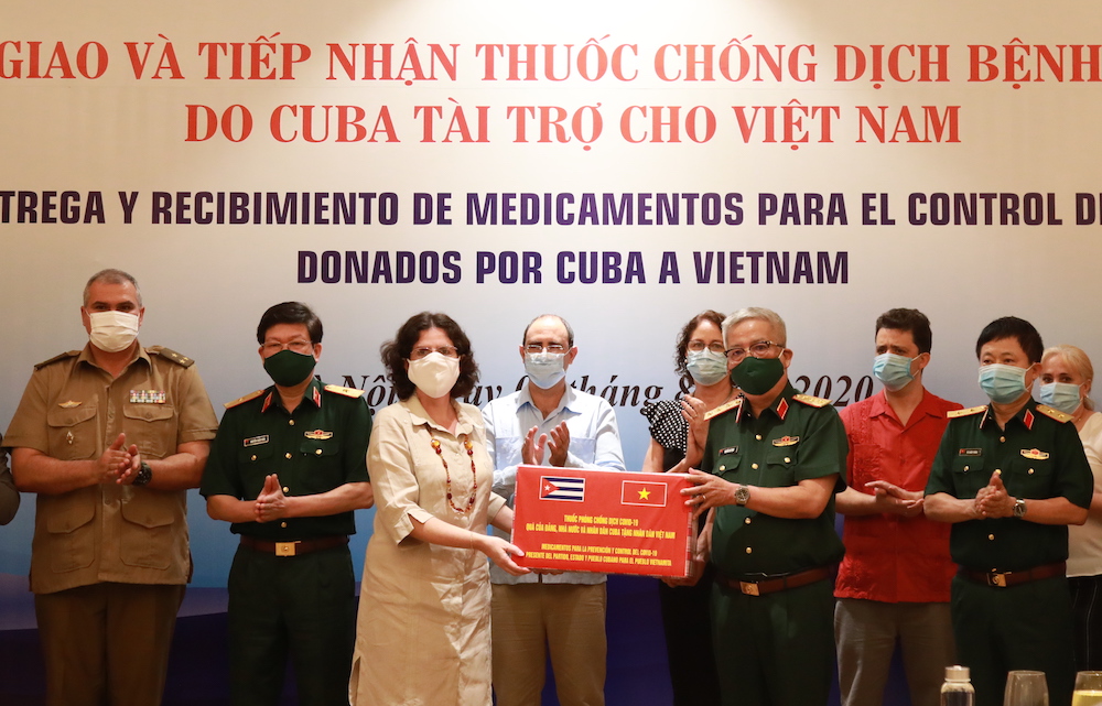 Đoàn chuyên gia y tế của Cuba đến Việt Nam và tặng thuốc chống COVID-19 