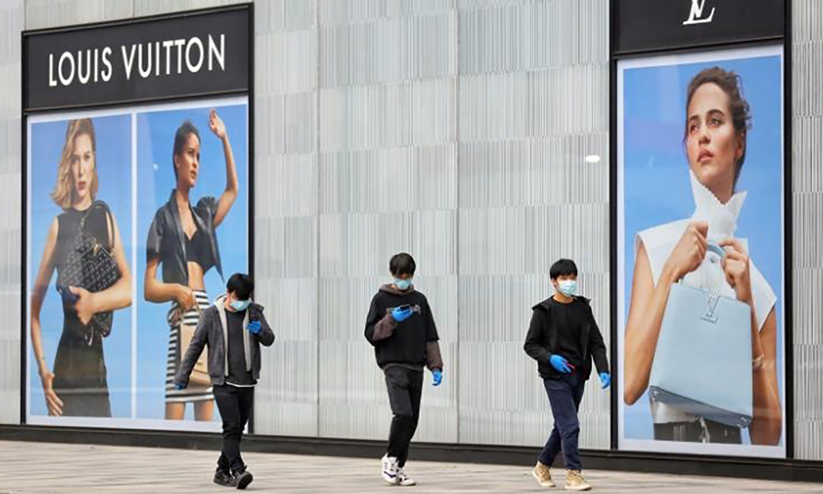 Độc chiêu của Louis Vuitton khiến người dân Trung Quốc xếp hàng để mua đồ xa xỉ