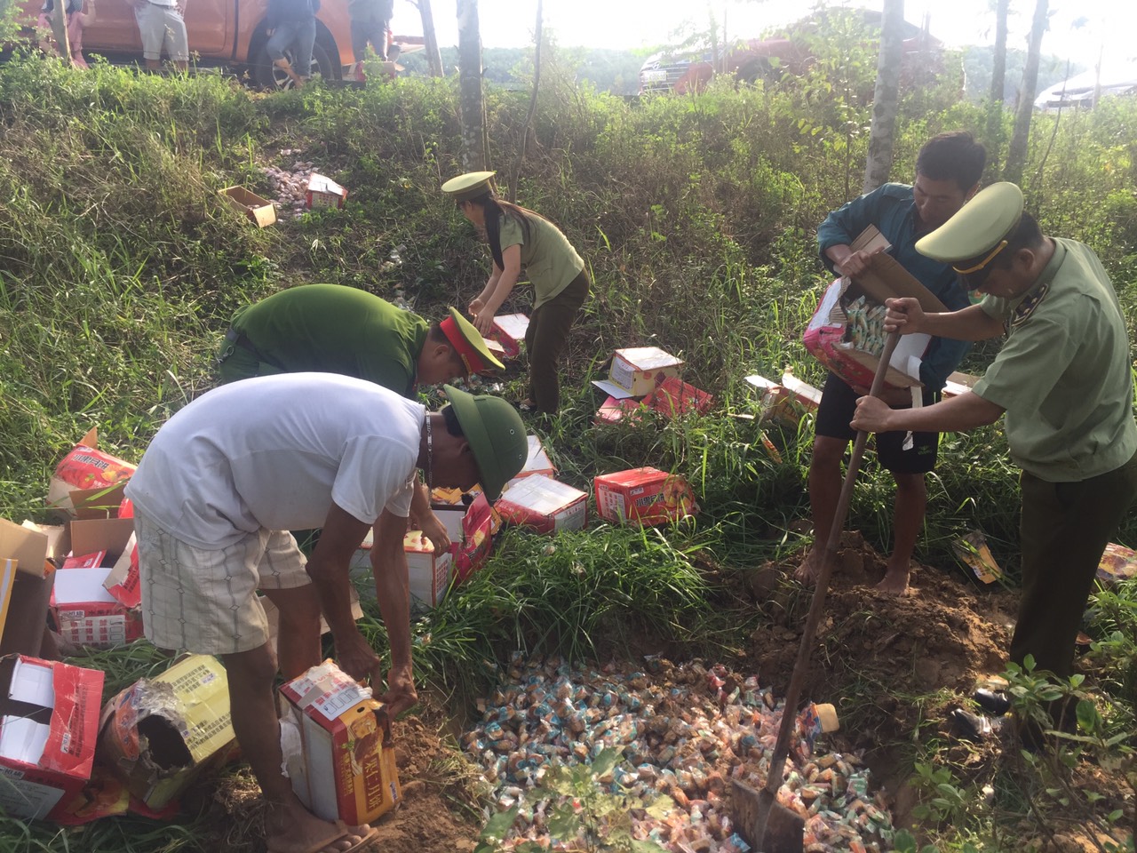 Lực lượng chức năng Nghệ An tiến hành tiêu hủy 6.200 bánh trung thu không rõ nguồn gốc xuất xứ