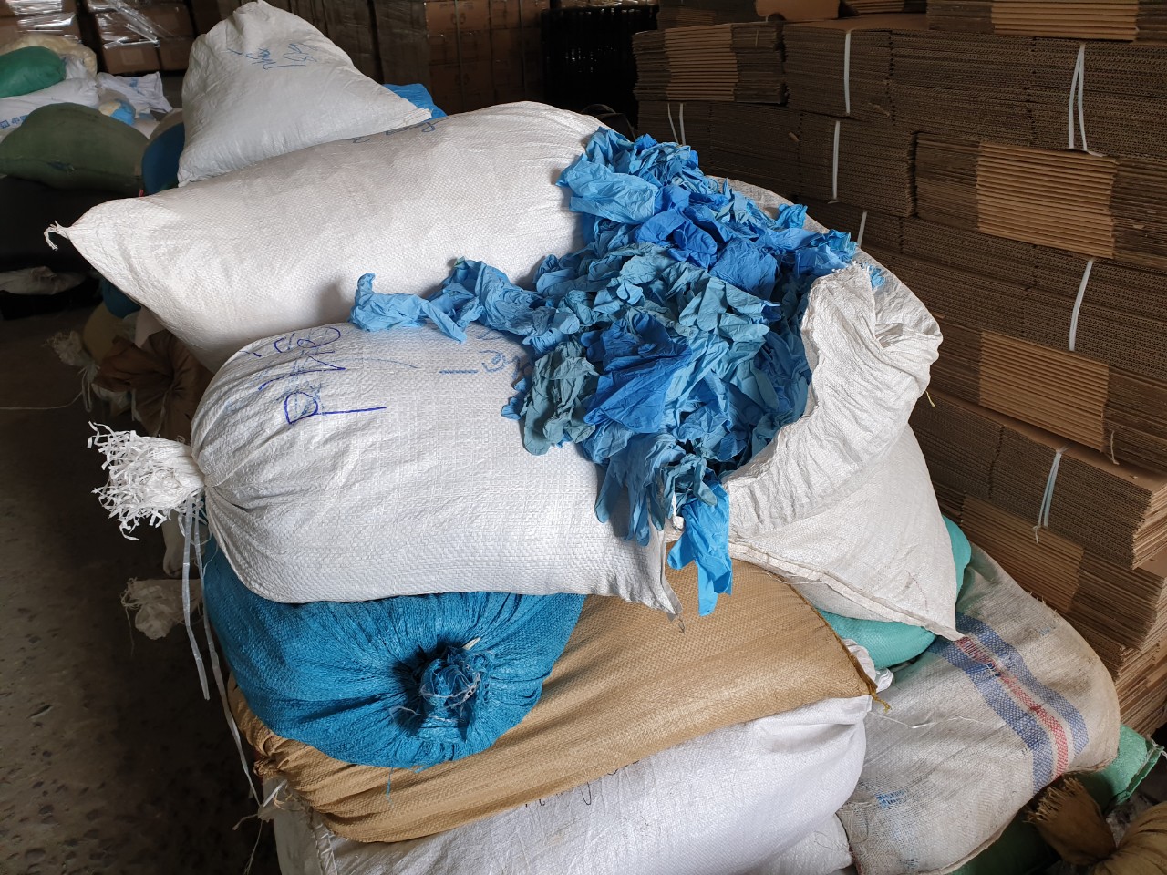 Bình Dương Phát hiện trên 2 triệu chiếc găng tay y tế thành phẩm tái chế từ găng tay y tế đã qua sử dụng