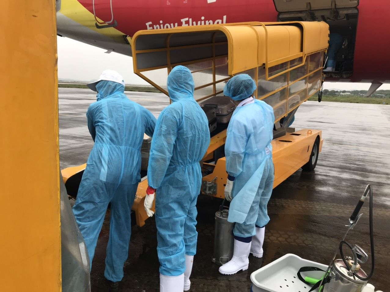 Cách ly y tế trong đêm các trường hợp tiếp xúc với ca nhiễm Covid-19 tại Vân Đồn