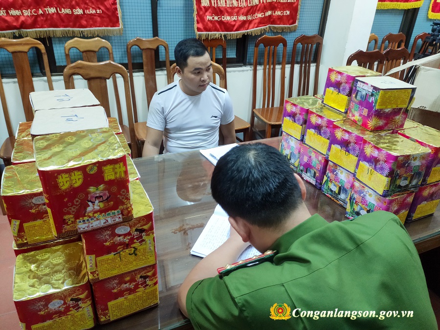 Lạng Sơn Bắt quả tang đối tượng buôn bán 50 kg pháo nổ