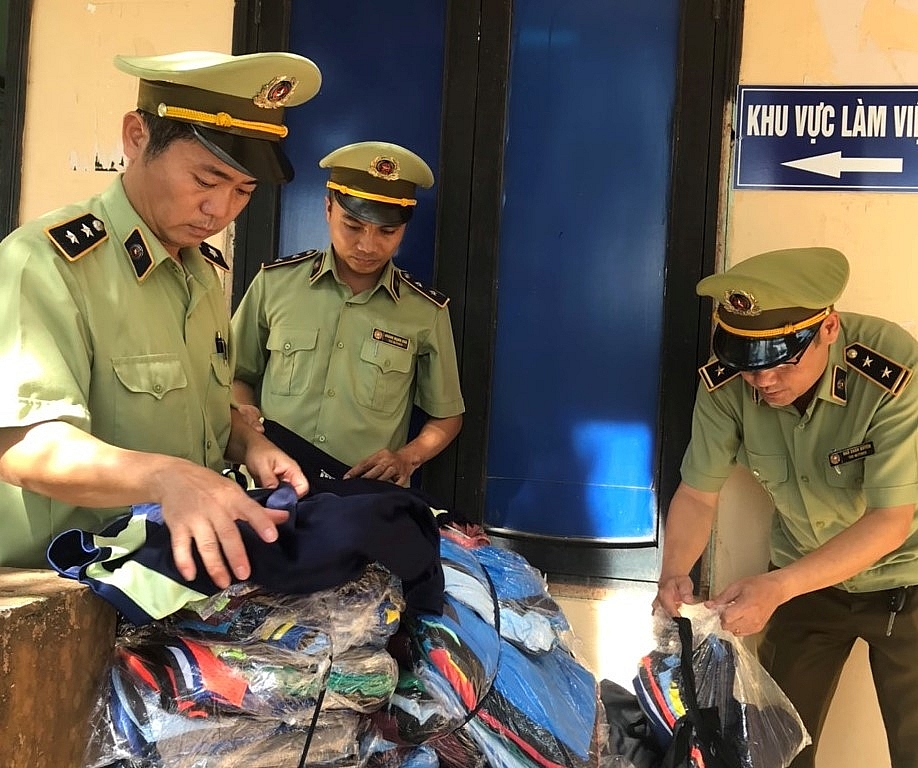 Quảng Trị Thu giữ gần 1.700 áo hiệu Adidas bên lề đường