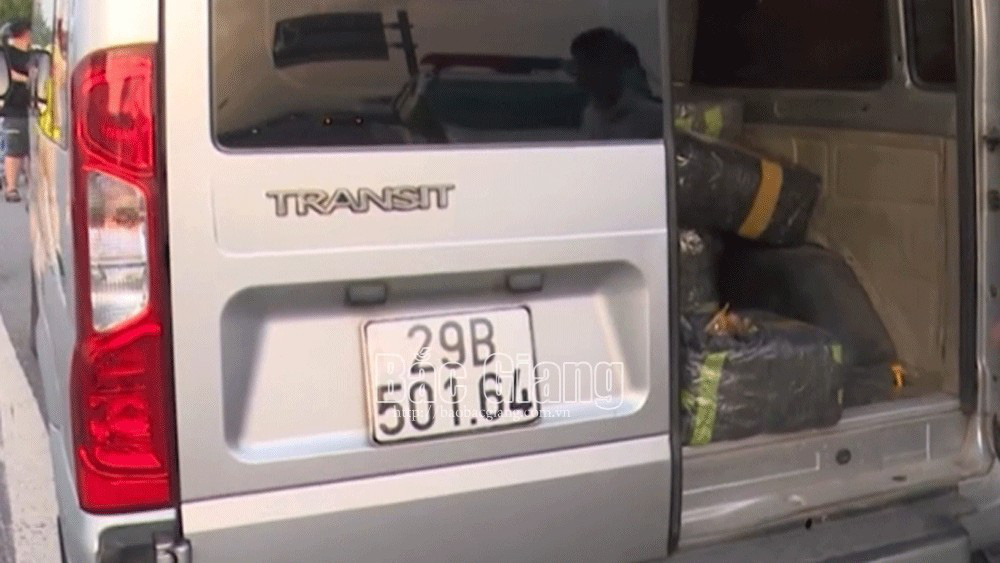 Xe khách đâm tử vong chiến sĩ CSCĐ chở 1,6 tấn hàng điện tử nhập lậu