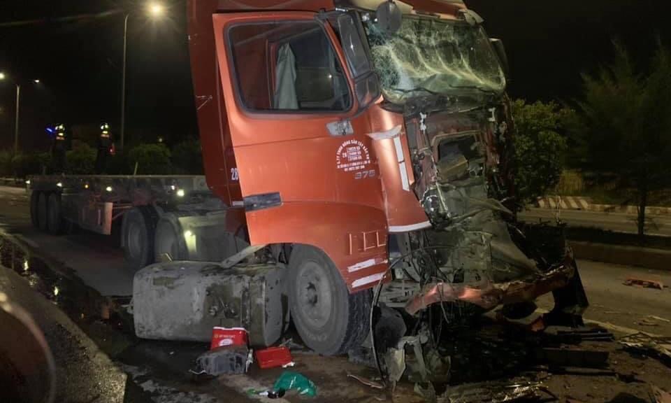 Tai nạn trên QL5 Đầu xe container biến dạng, tài xế kẹt trong ca-bin