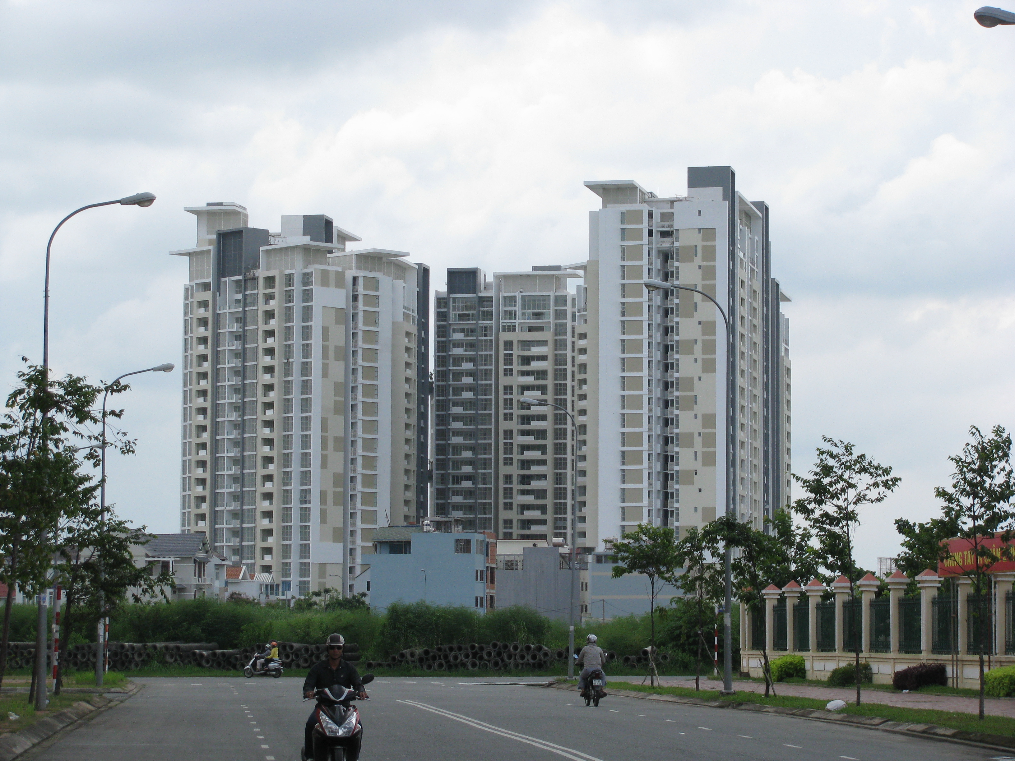 Hàng trăm dự án chung cư tại TPHCM bị vướng sổ hồng