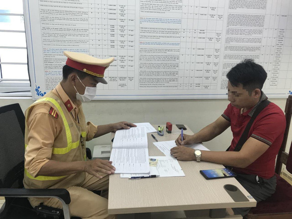 Phạt 7 triệu đồng tài xế xe khách quay đầu trên cao tốc 