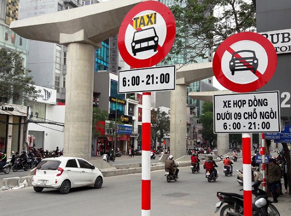 Hà Nội Khôi phục các biển cấm taxi, xe công nghệ dưới 9 chỗ trên nhiều tuyến phố