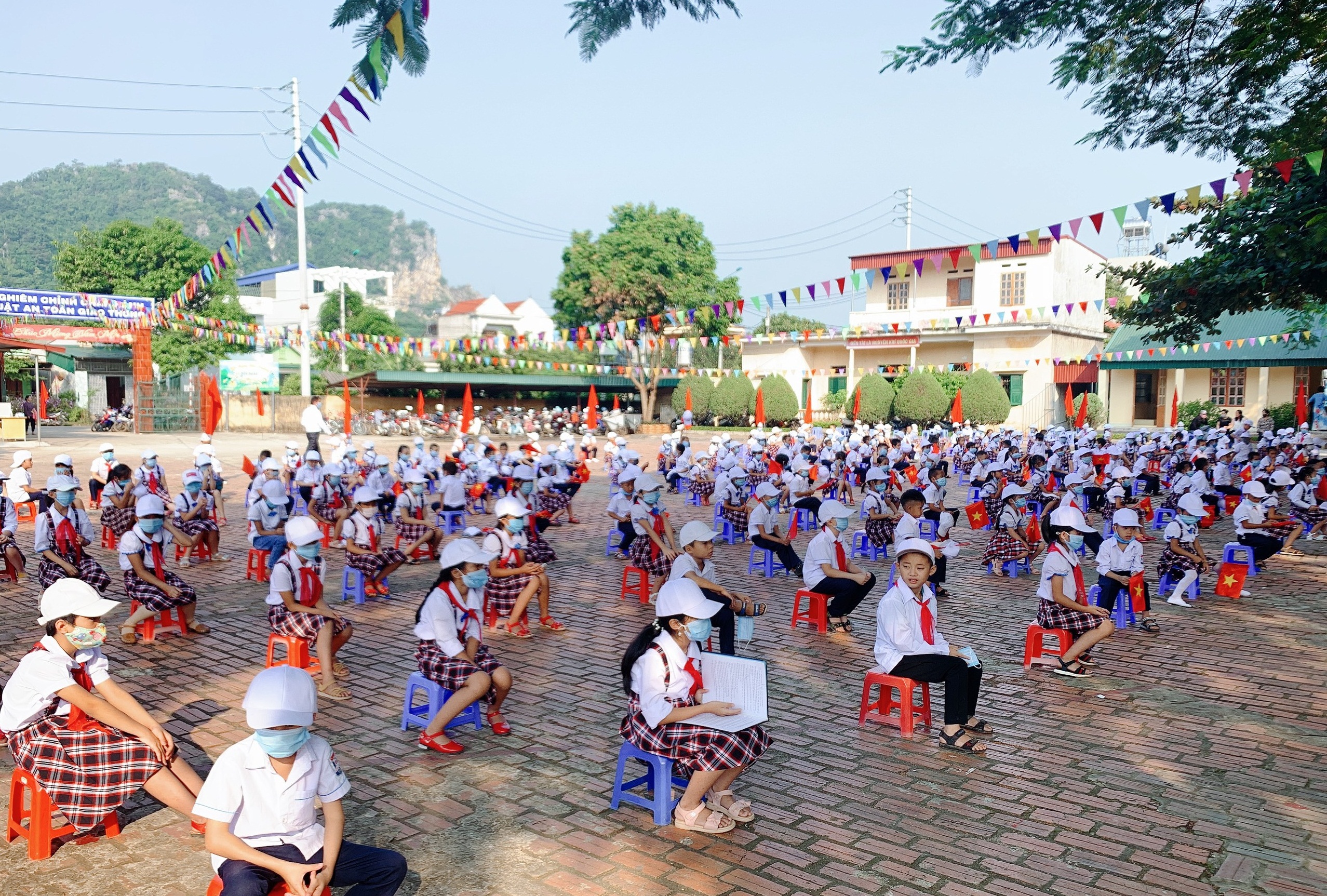 Học sinh Sơn La từng bừng đón năm học mới