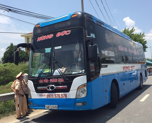 Phát hiện nhiều xe khách lén lút chở người từ vùng dịch về địa phương