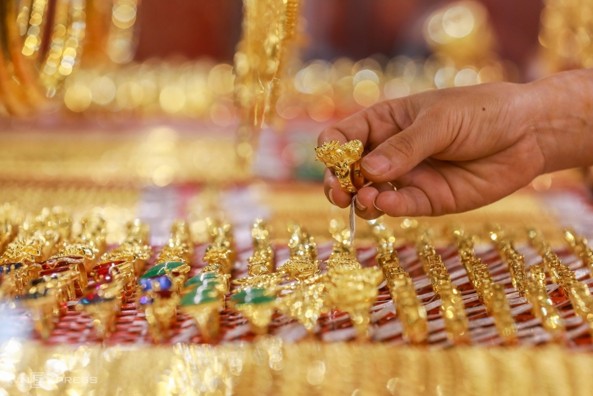 Giá vàng hôm nay 89 Chịu nhiều áp lực, giá vàng lao dốc