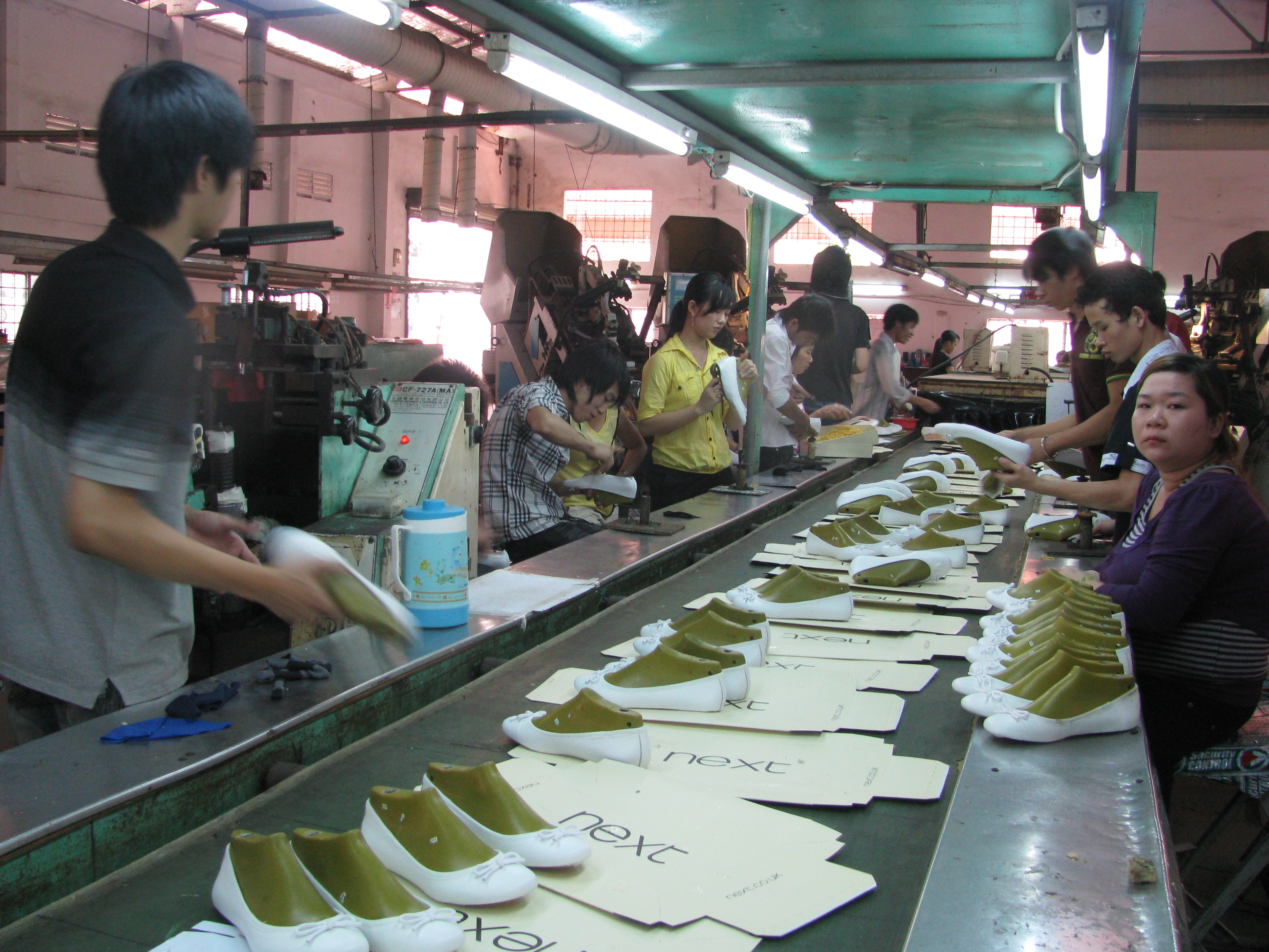 Xuất khẩu các sản phẩm gia dày tiếp tục sụt giảm