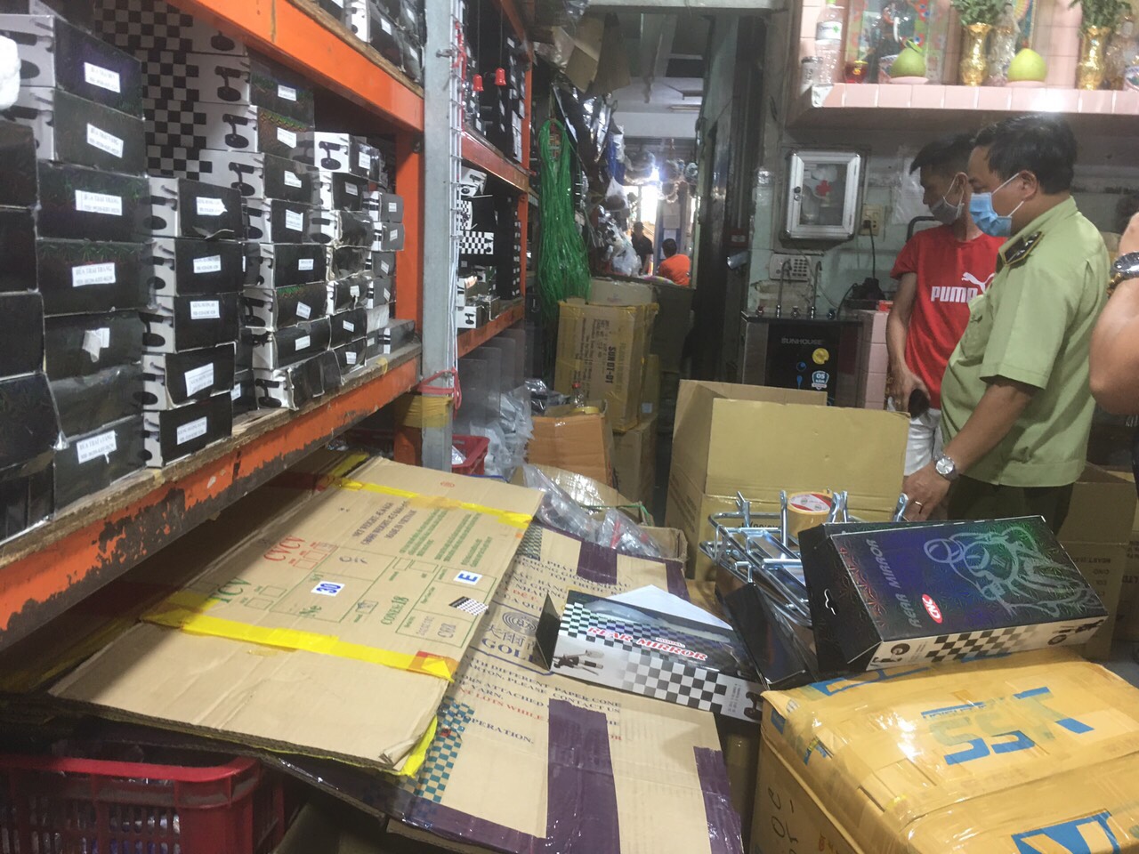 TPHCM Kiếm tra hàng loạt cửa hàng bán phụ tùng xe máy không rõ nguồn gốc xuất xứ