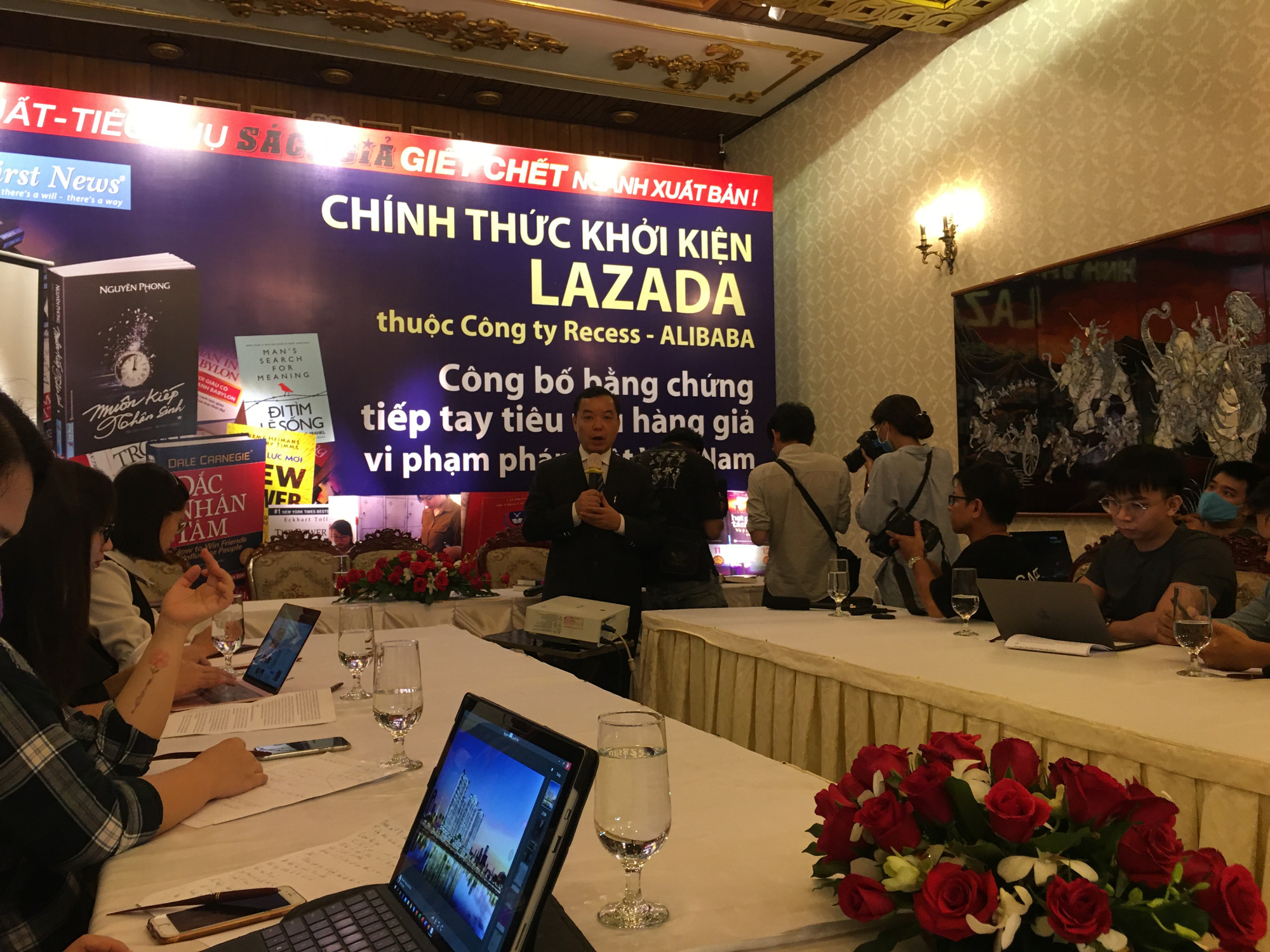 Nhà sách Việt Nam First News chính thức khởi kiện sàn TMĐT Lazada vì tiêu thụ sách giả