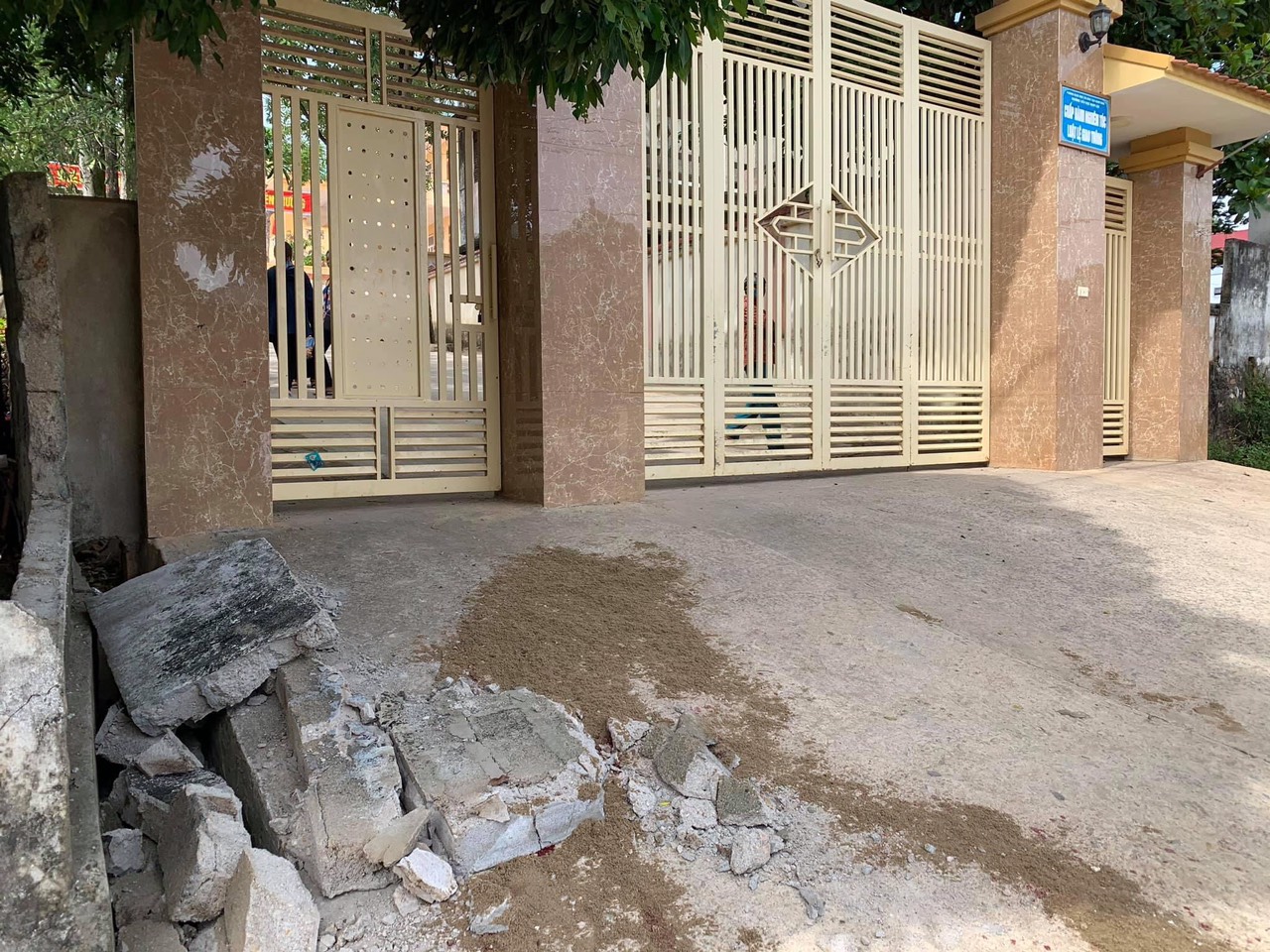 Nghệ An Sập tường rào trước cổng trường tiểu học, 1 học sinh tử vong