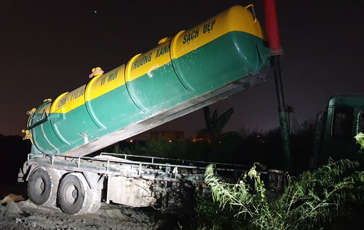 Bắt quả tang xe đổ trộm chất thải trên Đại lộ Thăng Long