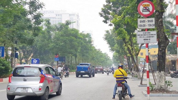 Hà Nội khôi phục biển cấm xe hợp đồng dưới 9 chỗ trên 10 tuyến phố