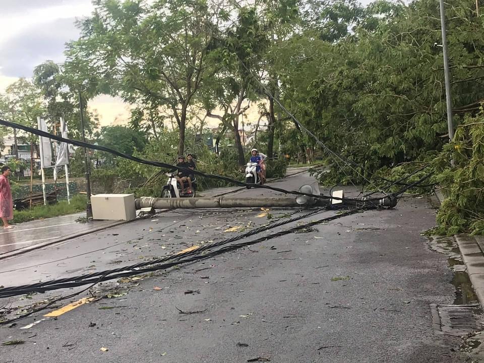 Điện lực miền Trung lên tiếng giải thích nguyên nhân hàng trăm cột điện bị đổ gãy