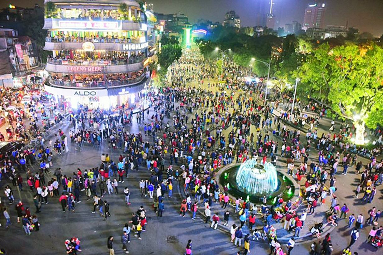 Hà Nội yêu cầu ăn mặc lịch sự, cấm nói tục,...ở phố đi bộ