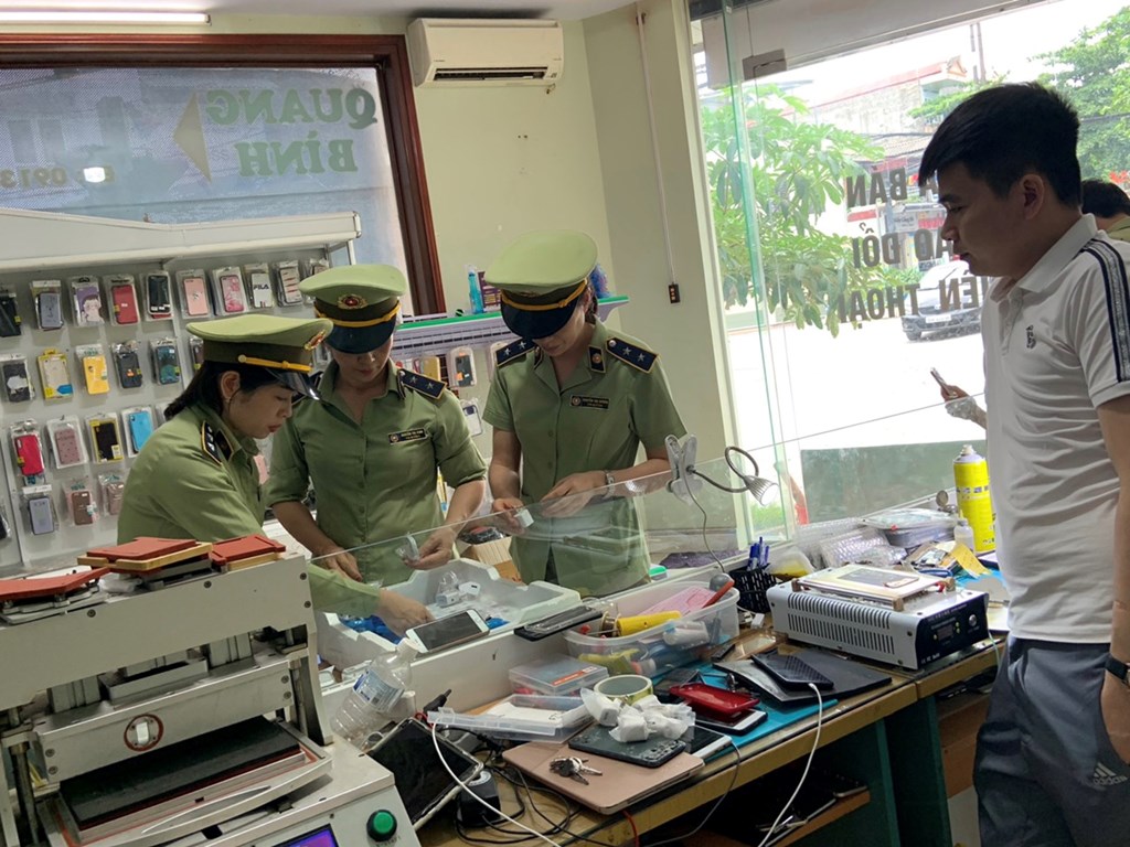 Giả mạo nhãn hiệu Samsung, Apple một công ty điện thoại tại Gia Lai bị phạt tới 70 triệu đồng