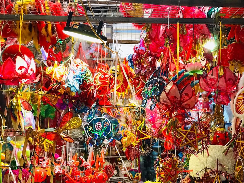 Phố phường rực rỡ sắc màu và đồ chơi truyền thống dịp trung thu 2020