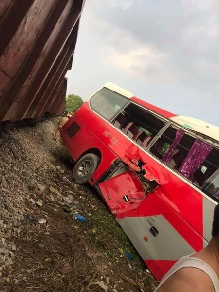 Hà Nội Xe 45 chỗ đưa đón học sinh va chạm tàu hoả, nhiều em bị thương