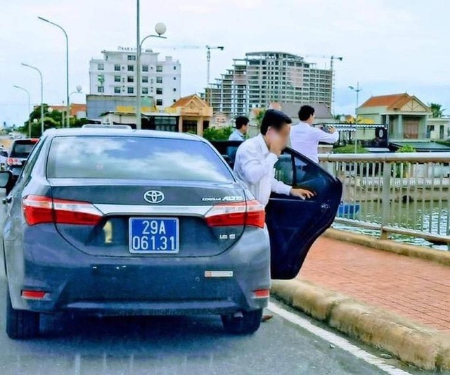 Thứ trưởng Bộ Xây dựng xin lỗi về đoàn xe biển xanh dừng trên cầu Nhật Lệ